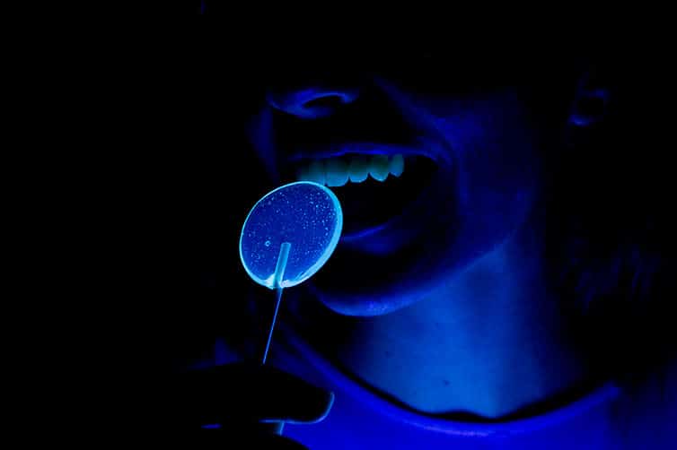 Fun Experiment to Create Tonic Water Based Fluorescent Lollipops 5